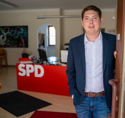 Sepp Parzinger im Eingang des SPD-Büros